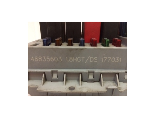 Boîtier à fusibles Fiat Punto 46835603